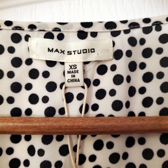 Max Studio Faux Black Off White  Wrap Top XS NWT - Picture 3 of 4